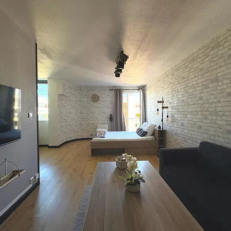 70 - Face A La Gare Apartment *