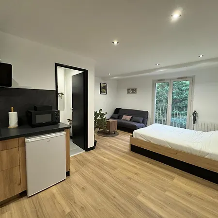70 - Face A La Gare Apartment