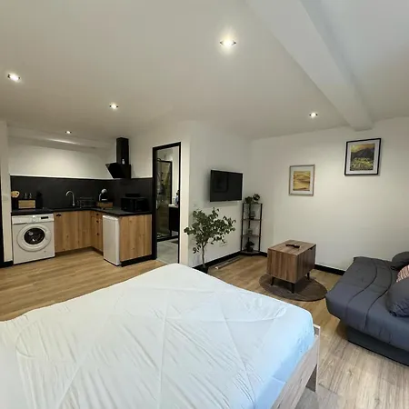 70 - Face A La Gare * Poitiers