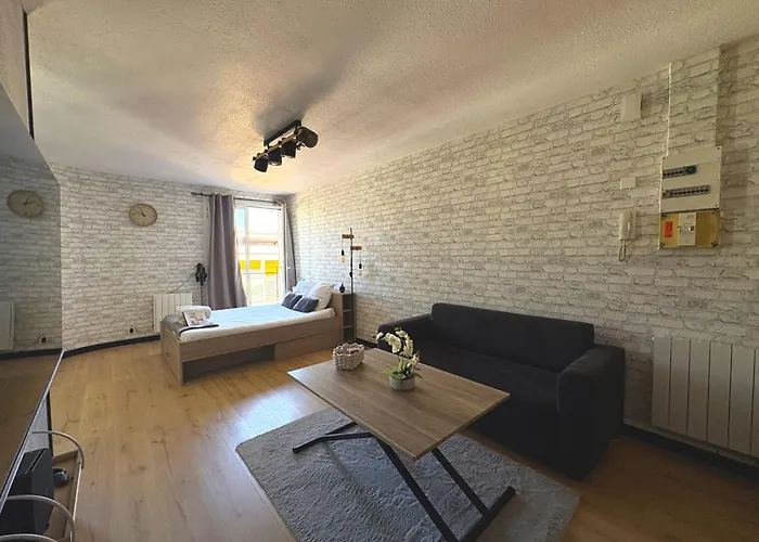 70 - Face A La Gare Lejlighed