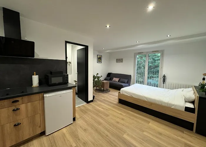 70 - Face A La Gare Lejlighed